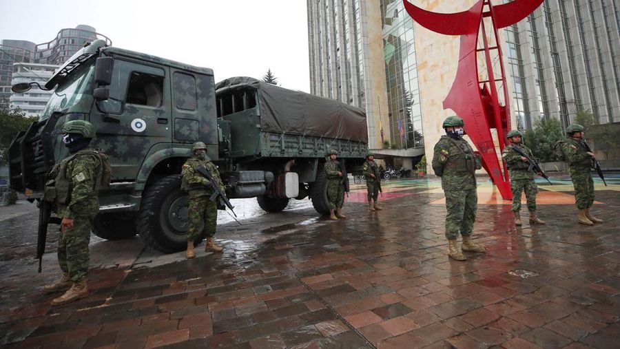 Anggota pasukan keamanan berjalan pada hari calon presiden mengikuti debat di Quito, Ekuador, 13 Agustus 2023. (REUTERS/Henry Romero)