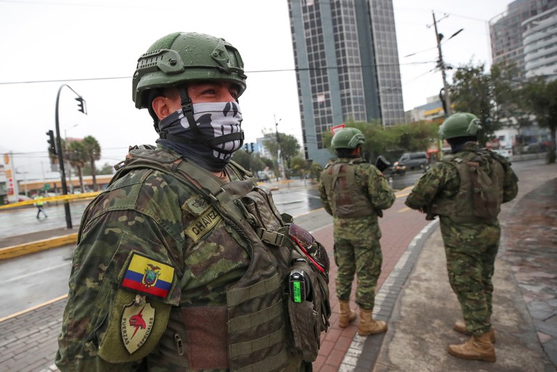 Anggota pasukan keamanan berjalan pada hari calon presiden mengikuti debat di Quito, Ekuador, 13 Agustus 2023. (REUTERS/Henry Romero)