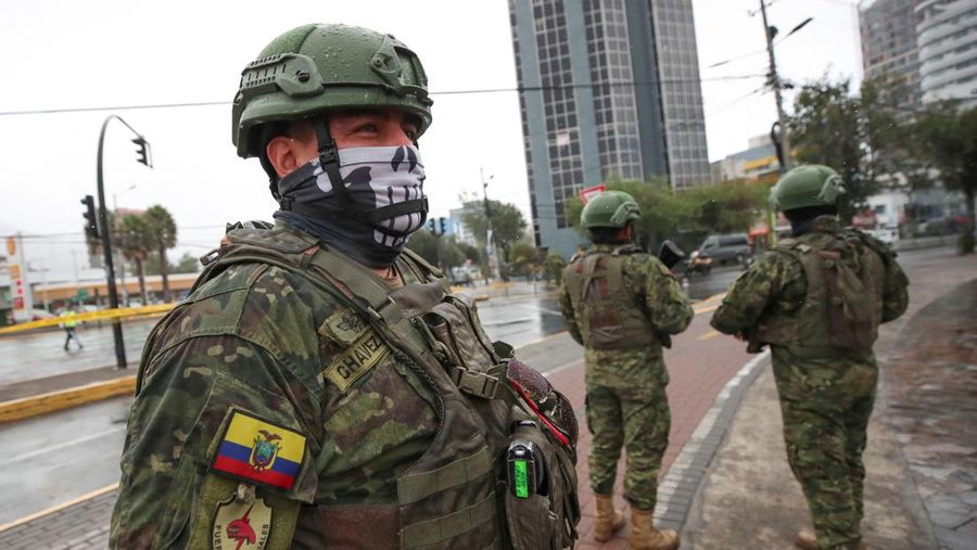 Anggota pasukan keamanan berjaga-jaga pada hari calon presiden mengikuti debat di Quito, Ekuador, 13 Agustus 2023. (REUTERS/Henry Romero)
