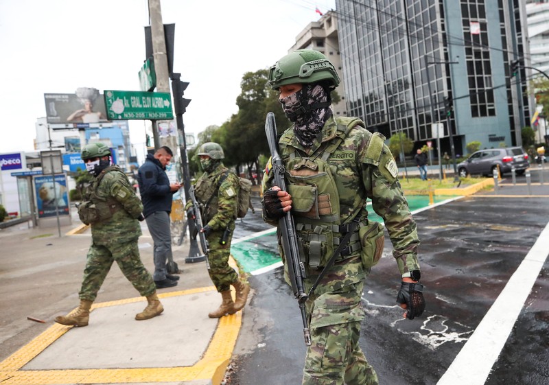 Anggota pasukan keamanan berjalan pada hari calon presiden mengikuti debat di Quito, Ekuador, 13 Agustus 2023. Anggota pasukan keamanan berjalan pada hari calon presiden mengikuti debat di Quito, Ekuador, 13 Agustus 2023. (REUTERS/Henry Romero)
