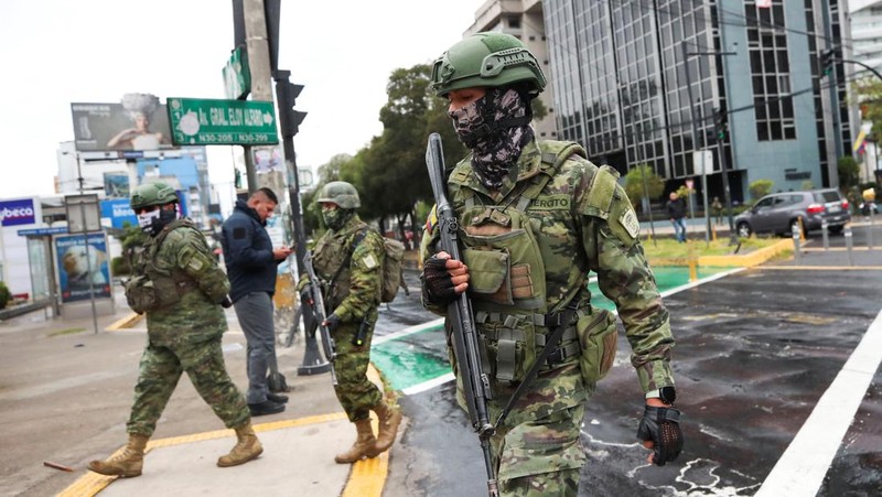 Anggota pasukan keamanan berjalan pada hari calon presiden mengikuti debat di Quito, Ekuador, 13 Agustus 2023. (REUTERS/Henry Romero)