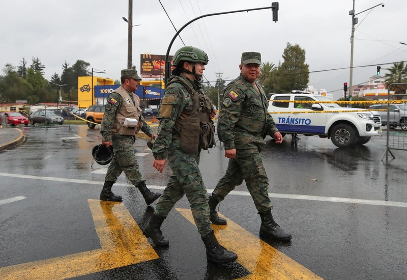 Anggota pasukan keamanan berjalan pada hari calon presiden mengikuti debat di Quito, Ekuador, 13 Agustus 2023. (REUTERS/Henry Romero)