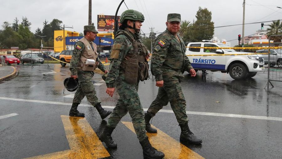 Anggota pasukan keamanan berjalan pada hari calon presiden mengikuti debat di Quito, Ekuador, 13 Agustus 2023. (REUTERS/Henry Romero)