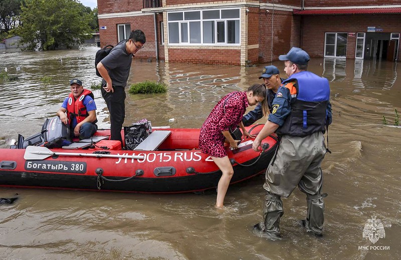 Badai Tropis Khanun menyebabkan hujan lebat di wilayah Rusia bagian timur jauh (Far East) hingga mengakibatkan banjir. (Russian Emergency Ministry Press Service via AP) Badai Tropis Khanun menyebabkan hujan lebat di wilayah Rusia bagian timur jauh (Far East) hingga mengakibatkan banjir. (Russian Emergency Ministry Press Service via AP)