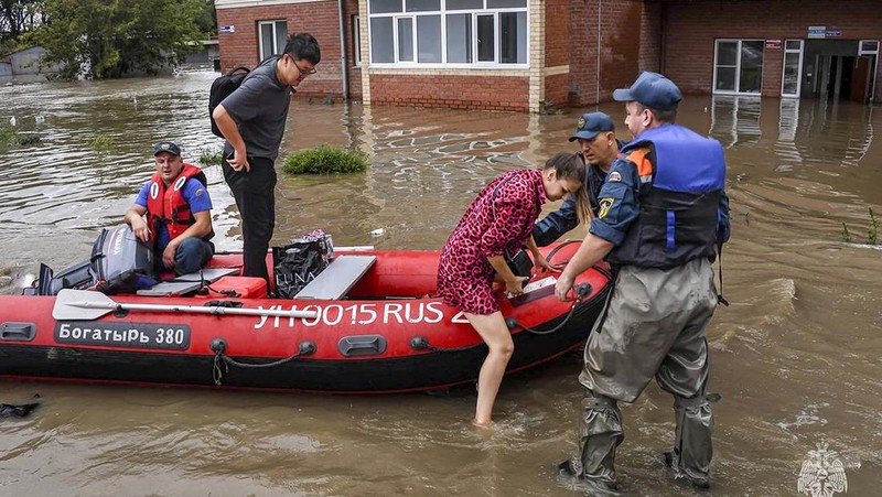 Badai Tropis Khanun menyebabkan hujan lebat di wilayah Rusia bagian timur jauh (Far East) hingga mengakibatkan banjir. (Russian Emergency Ministry Press Service via AP)