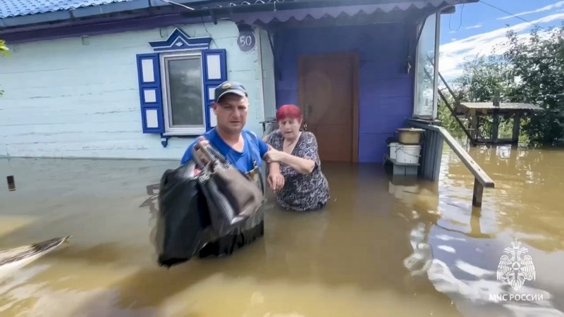Badai Tropis Khanun menyebabkan hujan lebat di wilayah Rusia bagian timur jauh (Far East) hingga mengakibatkan banjir. (Russian Emergency Ministry Press Service via AP)