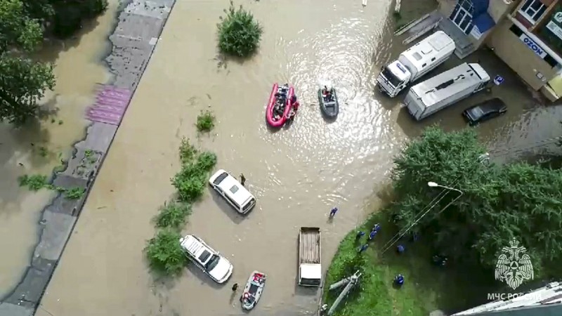 Badai Tropis Khanun menyebabkan hujan lebat di wilayah Rusia bagian timur jauh (Far East) hingga mengakibatkan banjir. (Russian Emergency Ministry Press Service via AP)