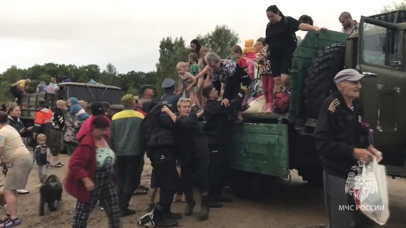 Badai Tropis Khanun menyebabkan hujan lebat di wilayah Rusia bagian timur jauh (Far East) hingga mengakibatkan banjir. (Russian Emergency Ministry Press Service via AP)