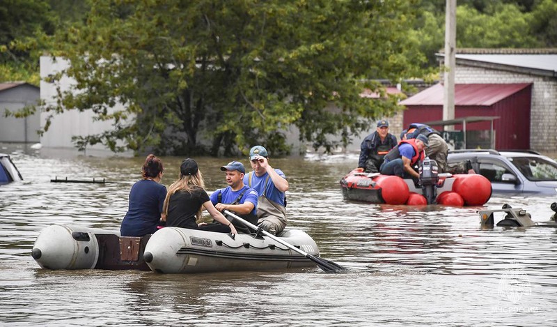 Badai Tropis Khanun menyebabkan hujan lebat di wilayah Rusia bagian timur jauh (Far East) hingga mengakibatkan banjir. (Russian Emergency Ministry Press Service via AP)