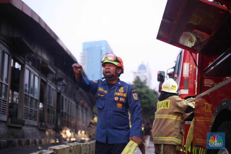 Halte Transjakarta Tendean, Jakarta Selatan, dilanda kebakaran pada sore Senin (14/8). (CNBC Indonesia/Tias Budiarto)