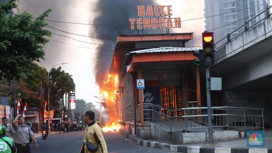 Halte Transjakarta Tendean, Jakarta Selatan, dilanda kebakaran pada sore Senin (14/8). (CNBC Indonesia/Tias Budiarto)