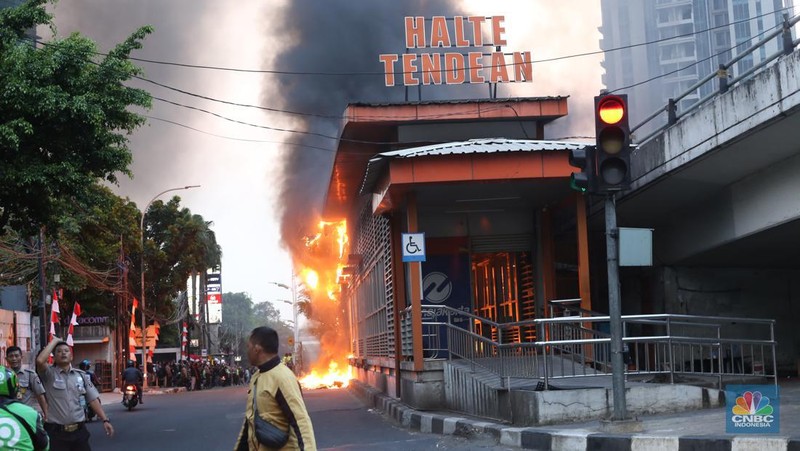 Halte Transjakarta Tendean, Jakarta Selatan, dilanda kebakaran pada sore Senin (14/8). (CNBC Indonesia/Tias Budiarto)