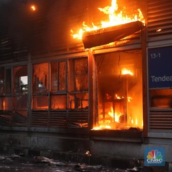 Halte TransJakarta Tendean Kebakaran, Arus Lalin Dialihkan