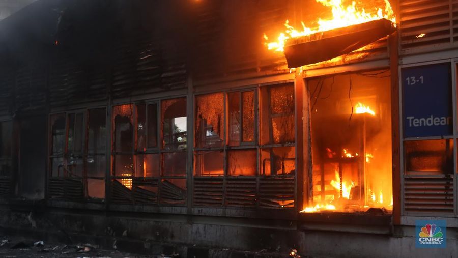 Halte Transjakarta Tendean, Jakarta Selatan, dilanda kebakaran pada sore Senin (14/8). (CNBC Indonesia/Tias Budiarto)