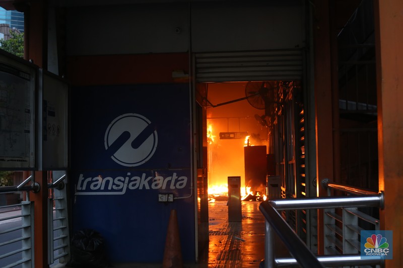 Halte Transjakarta Tendean, Jakarta Selatan, dilanda kebakaran pada sore Senin (14/8). (CNBC Indonesia/Tias Budiarto)