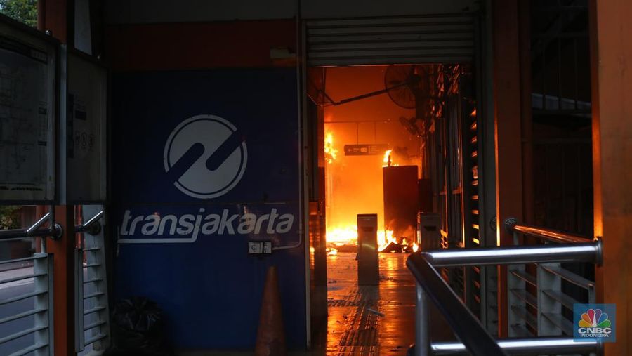 Halte Transjakarta Tendean, Jakarta Selatan, dilanda kebakaran pada sore Senin (14/8). (CNBC Indonesia/Tias Budiarto)