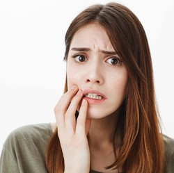 6 Cara Alami Sembuhkan Sariawan Tanpa Obat, Mudah & Efektif!