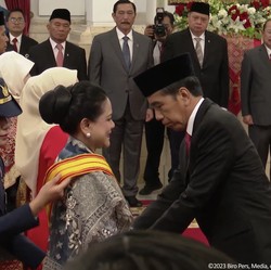 Jokowi Resmi Anugerahkan Bintang Adipradana ke Iriana