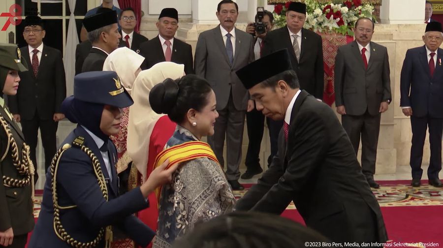 Jokowi anugerahkan tanda kehormatan ke para tokoh, termasuk Iriana (dok. YouTube Setpres)