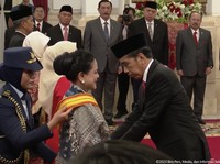 Jokowi Resmi Anugerahkan Bintang Adipradana ke Iriana