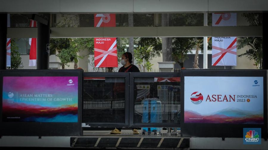 Menjelang gelaran Konferensi Tingkat Tinggi (KTT) ASEAN Ke-43 yang berlangsung pada 5-7 September mendatang, sejumlah fasilitas publik di Jakarta mulai dihiasi dengan dekorasi KTT ASEAN. (CNBC Indonesia/Faisal Rahman)