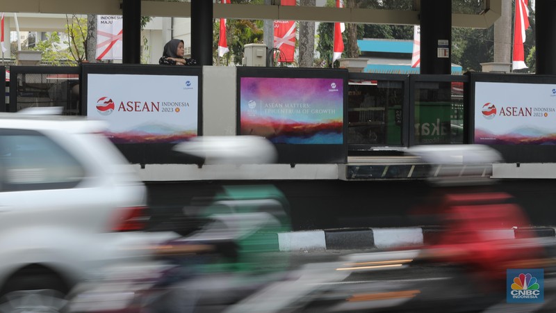 Menjelang gelaran Konferensi Tingkat Tinggi (KTT) ASEAN Ke-43 yang berlangsung pada 5-7 September mendatang, sejumlah fasilitas publik di Jakarta mulai dihiasi dengan dekorasi KTT ASEAN. Menjelang gelaran Konferensi Tingkat Tinggi (KTT) ASEAN Ke-43 yang berlangsung pada 5-7 September mendatang, sejumlah fasilitas publik di Jakarta mulai dihiasi dengan dekorasi KTT ASEAN. (CNBC Indonesia/Faisal Rahman)