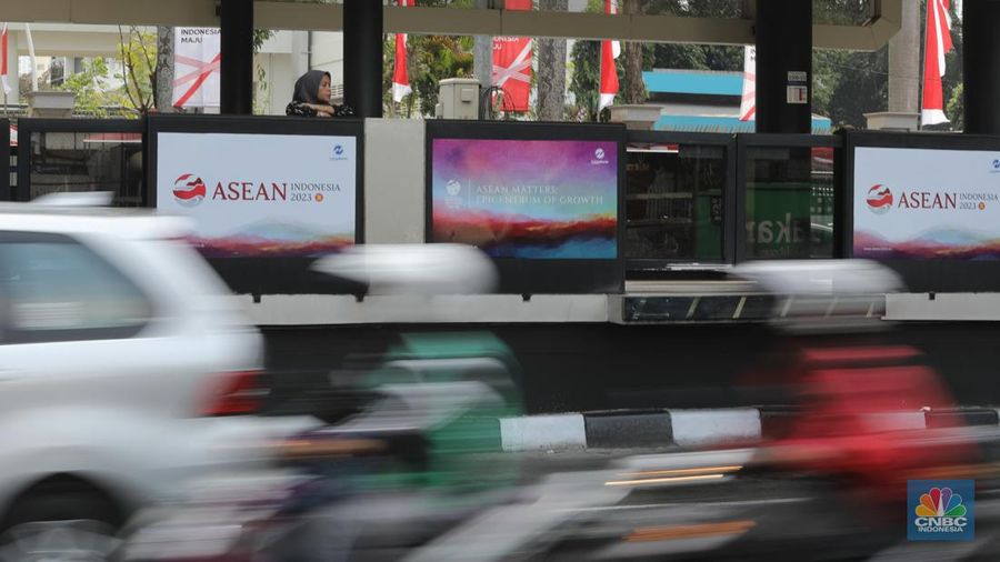 Menjelang gelaran Konferensi Tingkat Tinggi (KTT) ASEAN Ke-43 yang berlangsung pada 5-7 September mendatang, sejumlah fasilitas publik di Jakarta mulai dihiasi dengan dekorasi KTT ASEAN. (CNBC Indonesia/Faisal Rahman)