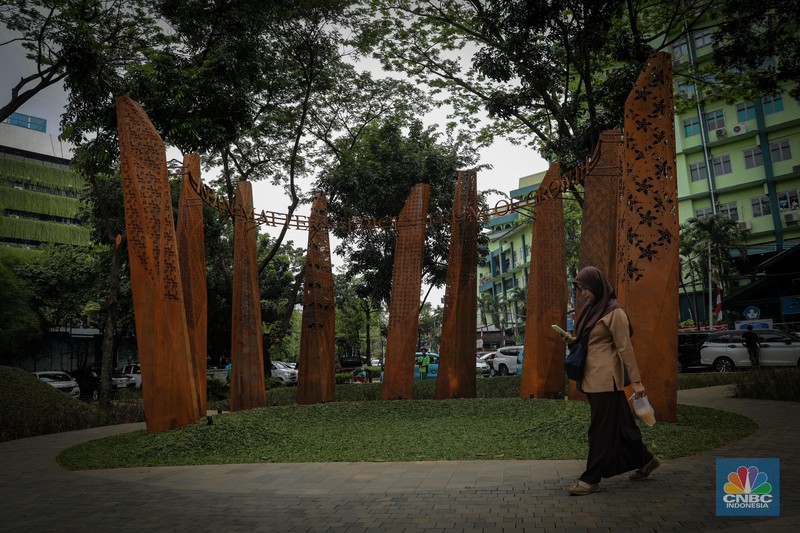 Menjelang gelaran Konferensi Tingkat Tinggi (KTT) ASEAN Ke-43 yang berlangsung pada 5-7 September mendatang, sejumlah fasilitas publik di Jakarta mulai dihiasi dengan dekorasi KTT ASEAN. (CNBC Indonesia/Faisal Rahman)