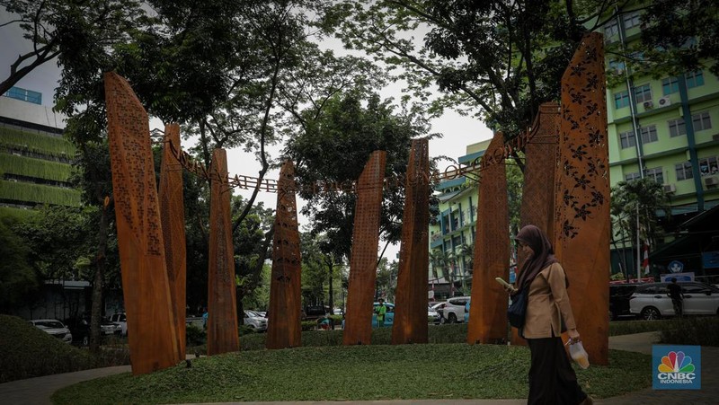 Menjelang gelaran Konferensi Tingkat Tinggi (KTT) ASEAN Ke-43 yang berlangsung pada 5-7 September mendatang, sejumlah fasilitas publik di Jakarta mulai dihiasi dengan dekorasi KTT ASEAN. (CNBC Indonesia/Faisal Rahman)