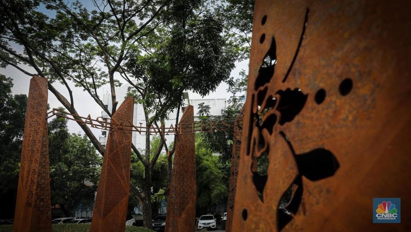 Menjelang gelaran Konferensi Tingkat Tinggi (KTT) ASEAN Ke-43 yang berlangsung pada 5-7 September mendatang, sejumlah fasilitas publik di Jakarta mulai dihiasi dengan dekorasi KTT ASEAN. (CNBC Indonesia/Faisal Rahman)