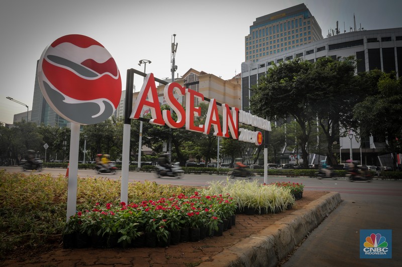 Menjelang gelaran Konferensi Tingkat Tinggi (KTT) ASEAN Ke-43 yang berlangsung pada 5-7 September mendatang, sejumlah fasilitas publik di Jakarta mulai dihiasi dengan dekorasi KTT ASEAN. Menjelang gelaran Konferensi Tingkat Tinggi (KTT) ASEAN Ke-43 yang berlangsung pada 5-7 September mendatang, sejumlah fasilitas publik di Jakarta mulai dihiasi dengan dekorasi KTT ASEAN. (CNBC Indonesia/Faisal Rahman)
