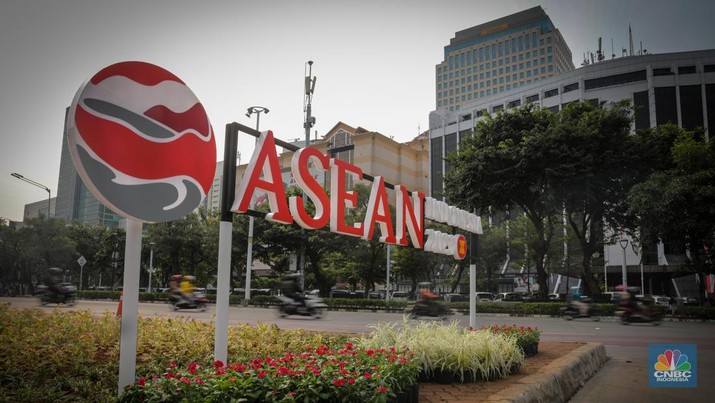Menjelang gelaran Konferensi Tingkat Tinggi (KTT) ASEAN Ke-43 yang berlangsung pada 5-7 September mendatang, sejumlah fasilitas publik di Jakarta mulai dihiasi dengan dekorasi KTT ASEAN. (CNBC Indonesia/Faisal Rahman)