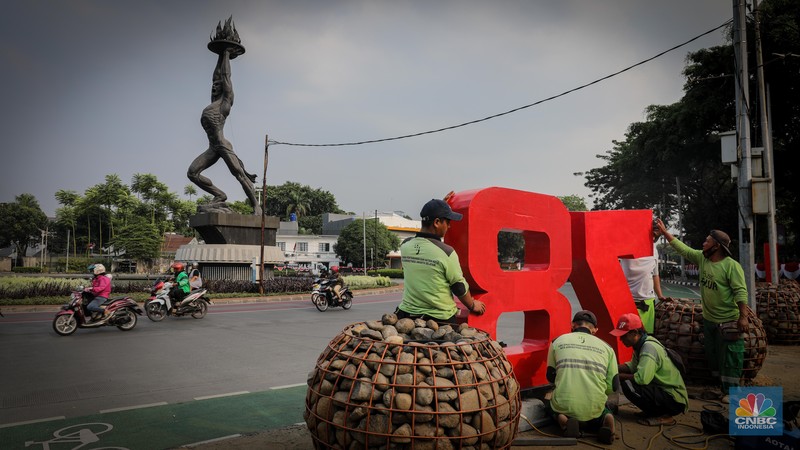 Menjelang gelaran Konferensi Tingkat Tinggi (KTT) ASEAN Ke-43 yang berlangsung pada 5-7 September mendatang, sejumlah fasilitas publik di Jakarta mulai dihiasi dengan dekorasi KTT ASEAN. Menjelang gelaran Konferensi Tingkat Tinggi (KTT) ASEAN Ke-43 yang berlangsung pada 5-7 September mendatang, sejumlah fasilitas publik di Jakarta mulai dihiasi dengan dekorasi KTT ASEAN. (CNBC Indonesia/Faisal Rahman)