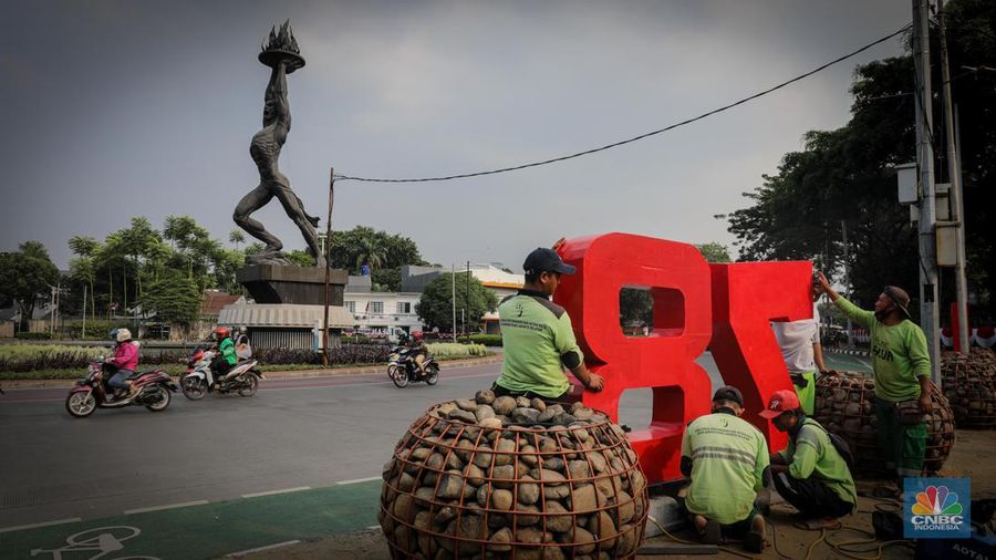 Menjelang gelaran Konferensi Tingkat Tinggi (KTT) ASEAN Ke-43 yang berlangsung pada 5-7 September mendatang, sejumlah fasilitas publik di Jakarta mulai dihiasi dengan dekorasi KTT ASEAN. (CNBC Indonesia/Faisal Rahman)