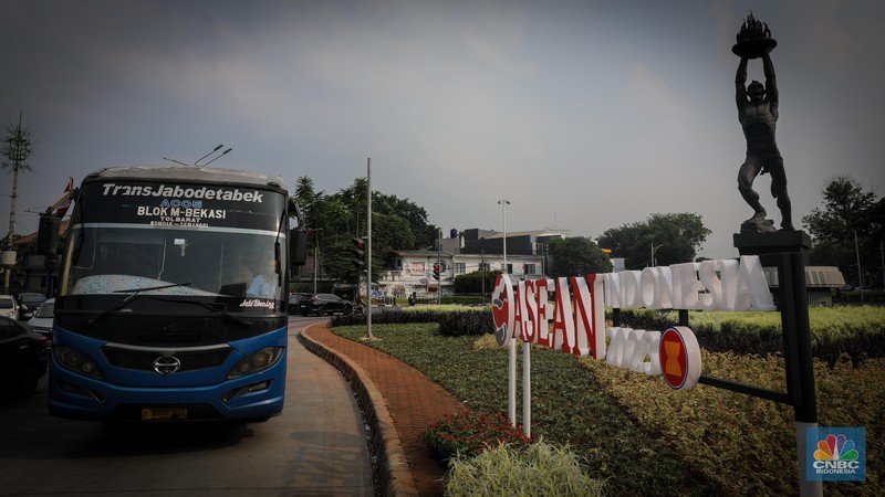 Menjelang gelaran Konferensi Tingkat Tinggi (KTT) ASEAN Ke-43 yang berlangsung pada 5-7 September mendatang, sejumlah fasilitas publik di Jakarta mulai dihiasi dengan dekorasi KTT ASEAN. Menjelang gelaran Konferensi Tingkat Tinggi (KTT) ASEAN Ke-43 yang berlangsung pada 5-7 September mendatang, sejumlah fasilitas publik di Jakarta mulai dihiasi dengan dekorasi KTT ASEAN. (CNBC Indonesia/Faisal Rahman)