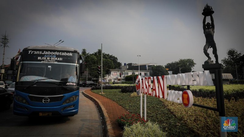 Menjelang gelaran Konferensi Tingkat Tinggi (KTT) ASEAN Ke-43 yang berlangsung pada 5-7 September mendatang, sejumlah fasilitas publik di Jakarta mulai dihiasi dengan dekorasi KTT ASEAN. (CNBC Indonesia/Faisal Rahman)