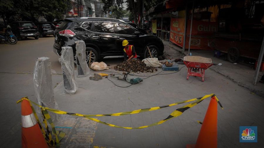 Menjelang gelaran Konferensi Tingkat Tinggi (KTT) ASEAN Ke-43 yang berlangsung pada 5-7 September mendatang, sejumlah fasilitas publik di Jakarta mulai dihiasi dengan dekorasi KTT ASEAN. (CNBC Indonesia/Faisal Rahman)