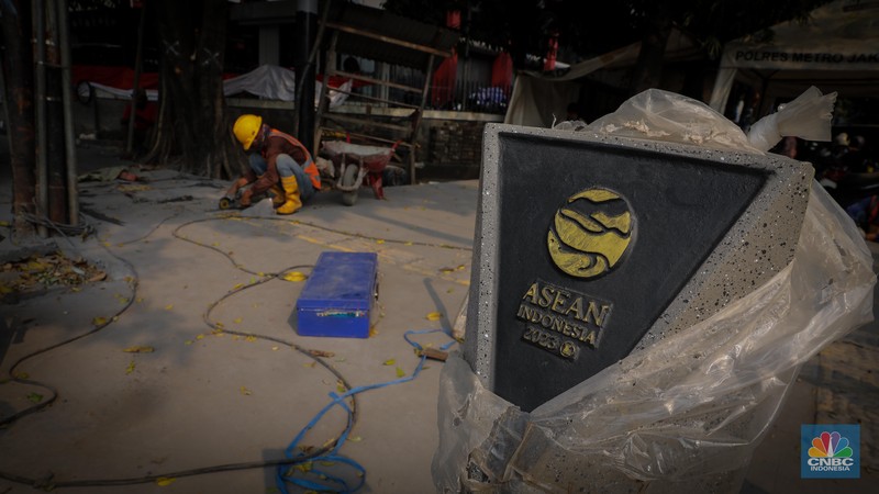 Menjelang gelaran Konferensi Tingkat Tinggi (KTT) ASEAN Ke-43 yang berlangsung pada 5-7 September mendatang, sejumlah fasilitas publik di Jakarta mulai dihiasi dengan dekorasi KTT ASEAN. (CNBC Indonesia/Faisal Rahman)