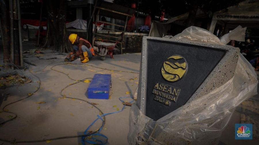 Menjelang gelaran Konferensi Tingkat Tinggi (KTT) ASEAN Ke-43 yang berlangsung pada 5-7 September mendatang, sejumlah fasilitas publik di Jakarta mulai dihiasi dengan dekorasi KTT ASEAN. (CNBC Indonesia/Faisal Rahman)