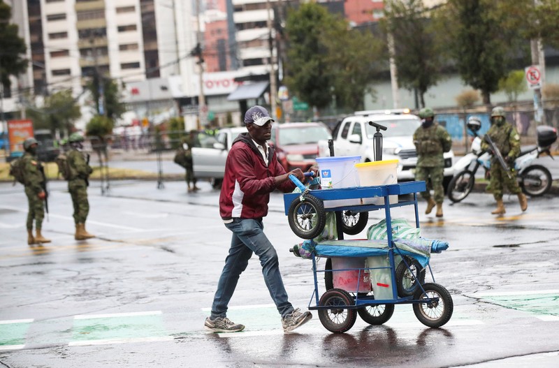 Anggota pasukan keamanan berjalan pada hari calon presiden mengikuti debat di Quito, Ekuador, 13 Agustus 2023. (REUTERS/Henry Romero)