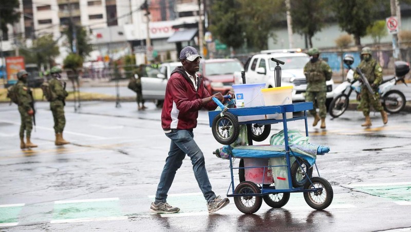 Anggota pasukan keamanan berjalan pada hari calon presiden mengikuti debat di Quito, Ekuador, 13 Agustus 2023. (REUTERS/Henry Romero)