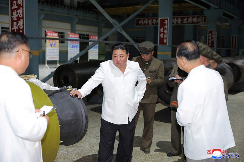 Pemimpin Korea Utara Kim Jong Un mengunjungi pabrik-pabrik militer utama termasuk tempat produksi rudal kendali pada pekan lalu. (via REUTERS/KCNA) Pemimpin Korea Utara Kim Jong Un mengunjungi pabrik-pabrik militer utama termasuk tempat produksi rudal kendali pada pekan lalu. (via REUTERS/KCNA)