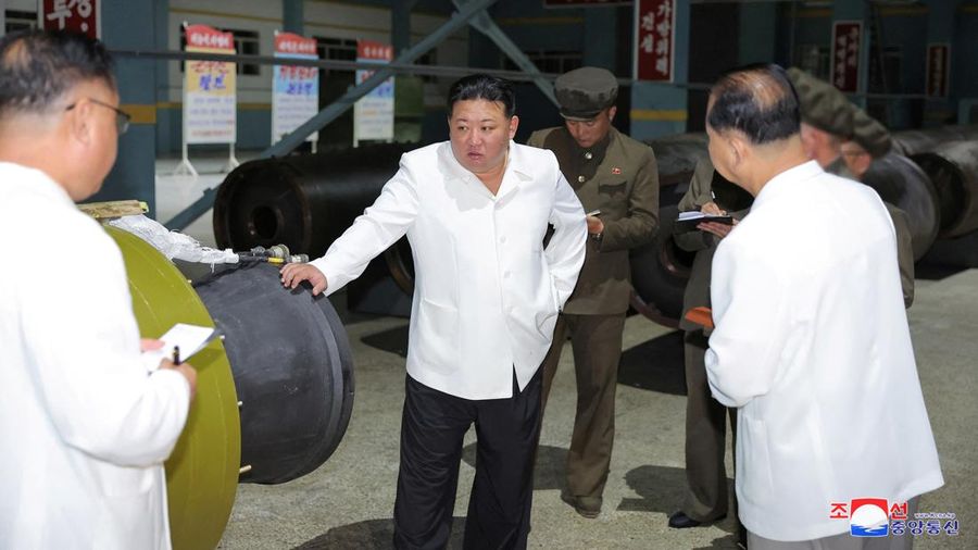 Pemimpin Korea Utara Kim Jong Un mengunjungi pabrik-pabrik militer utama termasuk tempat produksi rudal kendali pada pekan lalu. (via REUTERS/KCNA)