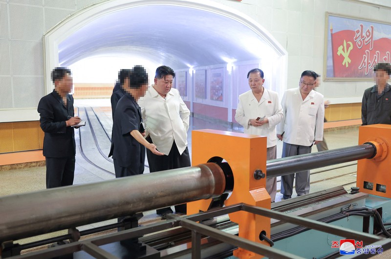 Pemimpin Korea Utara Kim Jong Un mengunjungi pabrik-pabrik militer utama termasuk tempat produksi rudal kendali pada pekan lalu. (via REUTERS/KCNA) Pemimpin Korea Utara Kim Jong Un mengunjungi pabrik-pabrik militer utama termasuk tempat produksi rudal kendali pada pekan lalu. (via REUTERS/KCNA)