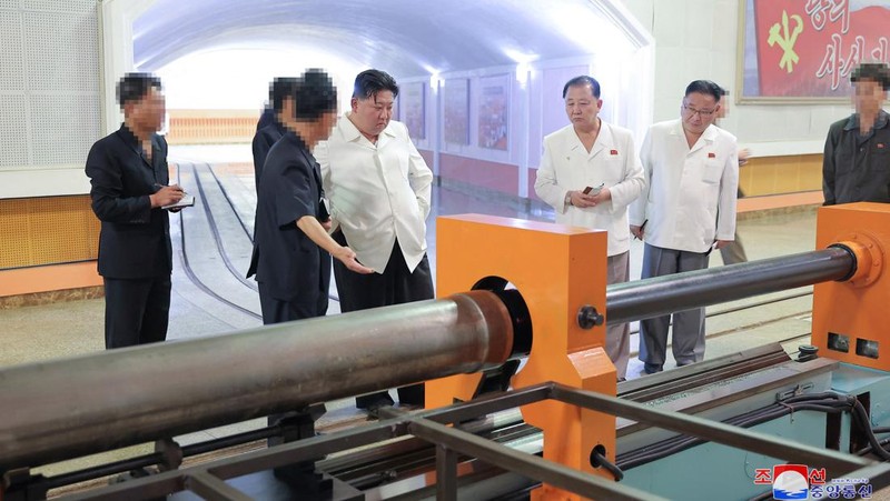 Pemimpin Korea Utara Kim Jong Un mengunjungi pabrik-pabrik militer utama termasuk tempat produksi rudal kendali pada pekan lalu. (via REUTERS/KCNA)