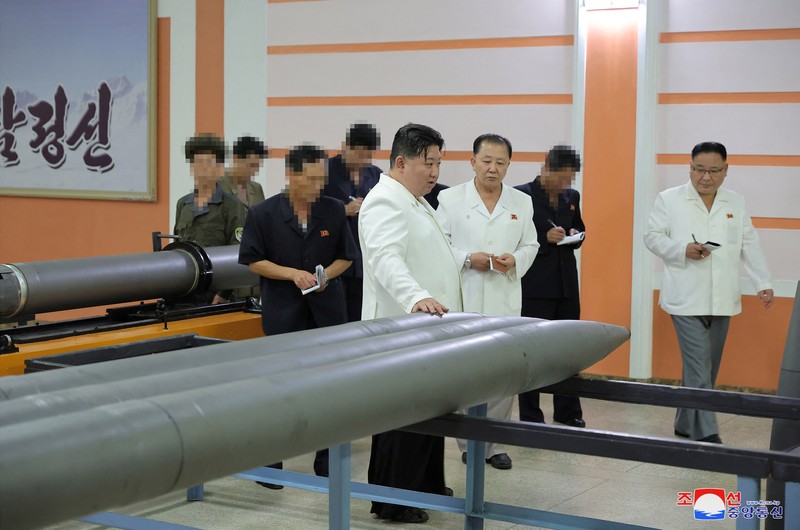Pemimpin Korea Utara Kim Jong Un mengunjungi pabrik-pabrik militer utama termasuk tempat produksi rudal kendali pada pekan lalu. (via REUTERS/KCNA) Pemimpin Korea Utara Kim Jong Un mengunjungi pabrik-pabrik militer utama termasuk tempat produksi rudal kendali pada pekan lalu. (via REUTERS/KCNA)