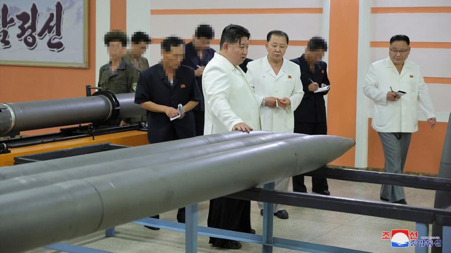 Pemimpin Korea Utara Kim Jong Un mengunjungi pabrik-pabrik militer utama termasuk tempat produksi rudal kendali pada pekan lalu. (via REUTERS/KCNA)
