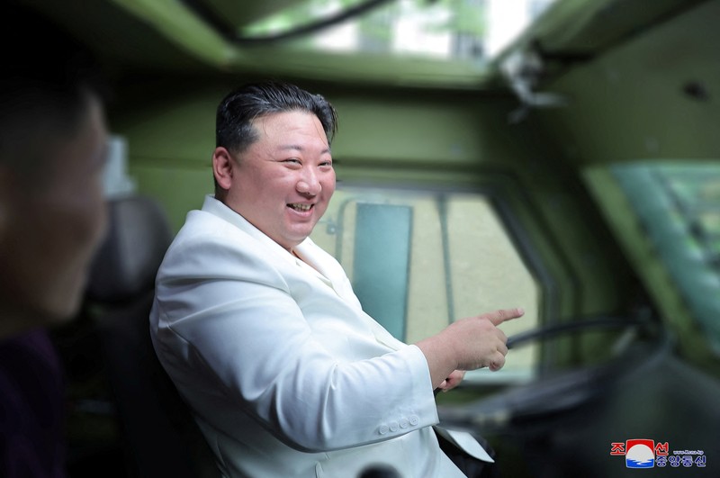 Pemimpin Korea Utara Kim Jong Un mengunjungi pabrik-pabrik militer utama termasuk tempat produksi rudal kendali pada pekan lalu. (via REUTERS/KCNA) Pemimpin Korea Utara Kim Jong Un mengunjungi pabrik-pabrik militer utama termasuk tempat produksi rudal kendali pada pekan lalu. (via REUTERS/KCNA)