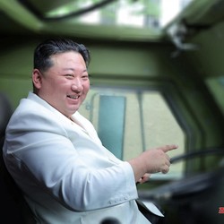 Kim Jong Un Luncurkan Satelit ke Antariksa, Pantau Joe Biden