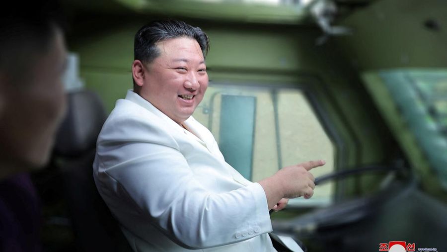 Pemimpin Korea Utara Kim Jong Un mengunjungi pabrik-pabrik militer utama termasuk tempat produksi rudal kendali pada pekan lalu. (via REUTERS/KCNA)